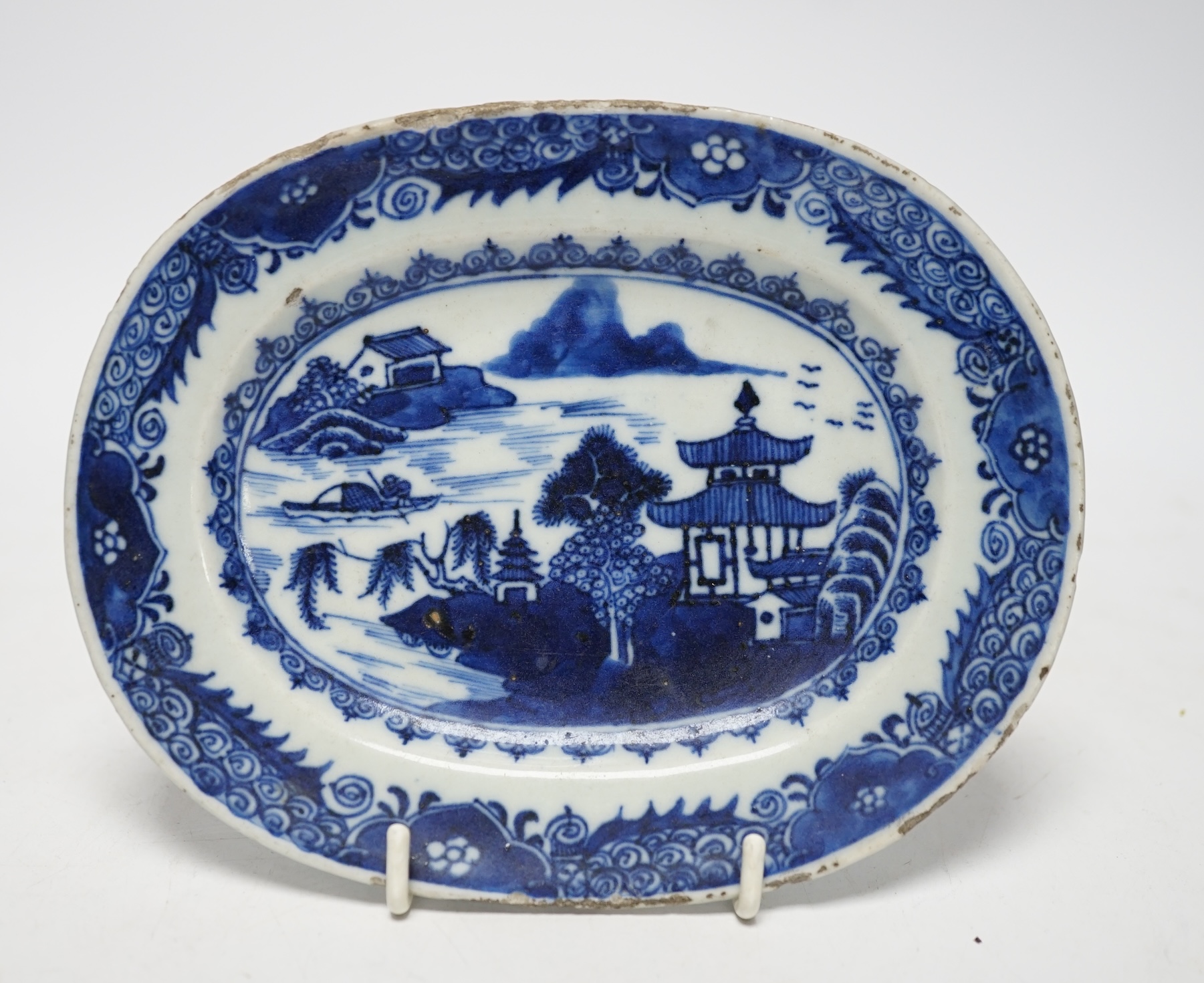 A small Chinese blue and white export dish, late 18th century, 16cm wide